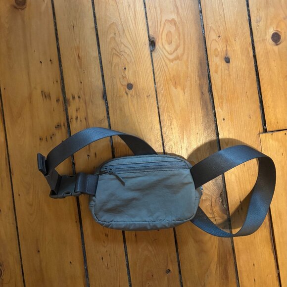 lululemon everywhere belt 1L bay leaf color - Picture 2 of 3
